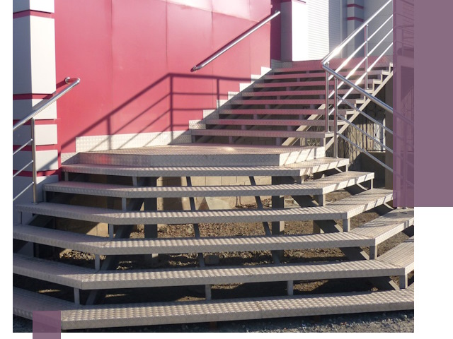 Лестницы для магазина в Котласе — изготовление и монтаж