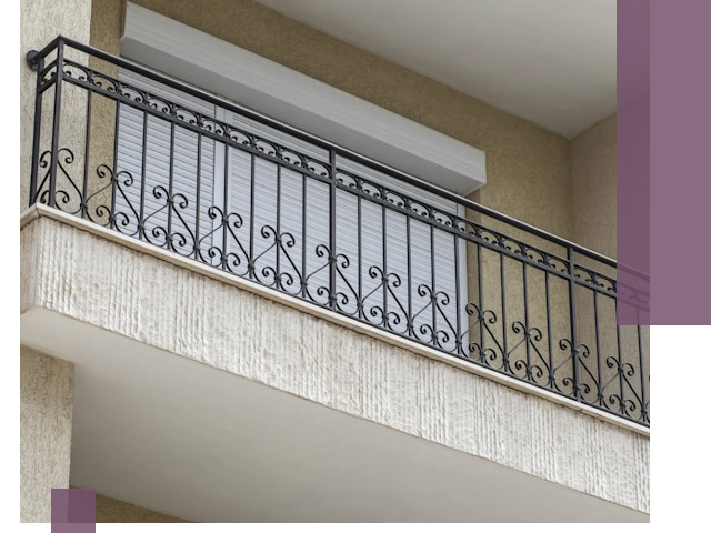 Балконные ограждения из металла и стекла в Котласе для домов