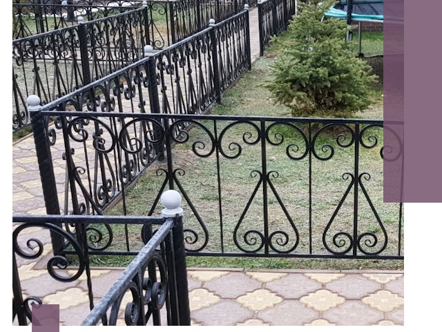Кованые газонные ограждения под ключ в Котласе